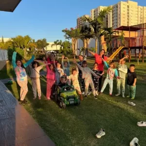 Amigos brincando juntos em recreação infantil em condomínio