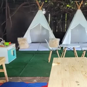 Cabaninha e mesinhas no Espaço Kids