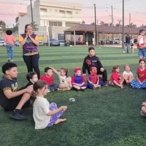 Crianças felizes participando da recreação infantil da Tia Rita Festas
