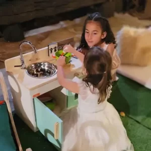 Crianças se divertindo no Espaço Kids