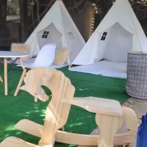 Espaço Kids com cavalinho de madeira