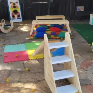 Espaço Kids com escorregador de madeira