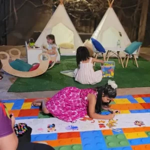 Espaço Kids infantil com crianças brincando