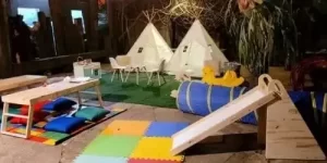 Espaço kids com brinquedos e atividades
