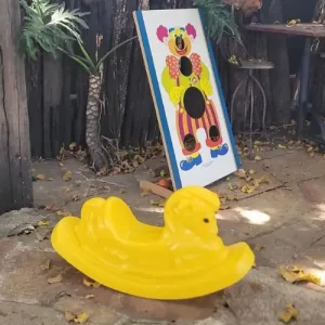 Crianças no Espaço Kids com gangorra e cavalinho de madeira