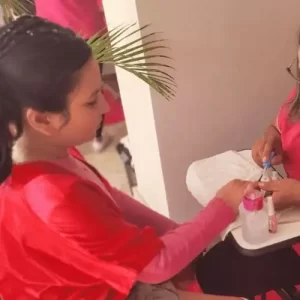 Esmaltação de unhas na Festa SPA Infantil com momento salão e cuidado