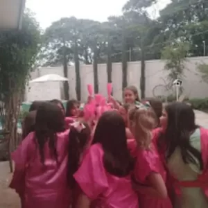 Crianças e adolescentes curtindo a Festa SPA Infantil com atividades leves
