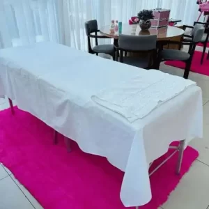 Momento de massagem leve na Festa SPA Infantil promovendo bem-estar