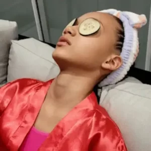 Skin care facial infantil durante a Festa SPA com orientação e cuidado