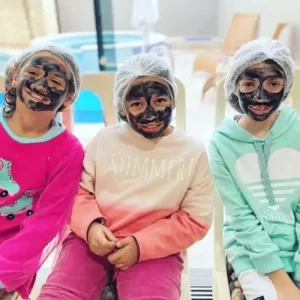 Atividade de skin care infantil com produtos adequados à idade