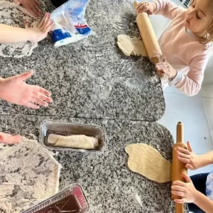 Crianças participando de oficina infantil de pães