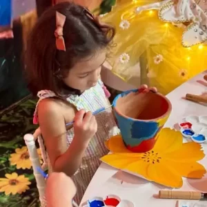 Oficina infantil de jardinagem pintando vasinhos