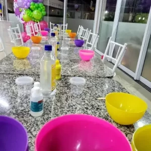 Oficina infantil de slime com crianças