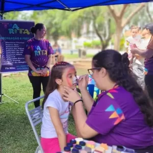 Pintura facial infantil com desenhos artísticos em festa, Tia Rita Recreação e Festas