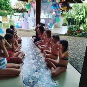 Brincadeira com balas durante recreação infantil