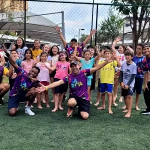 Recreação infantil com crianças brincando em evento da Tia Rita Festas