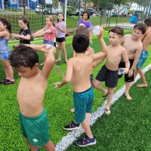 Brincadeiras com água durante recreação infantil