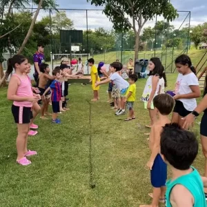 Crianças se divertindo em brincadeiras recreativas