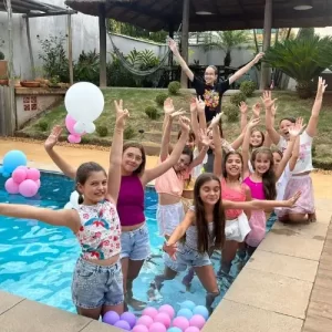 Recreação infantil na piscina com atividades supervisionadas