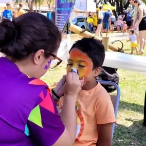 Serviço de pintura facial artística em festa infantil com higiene e rapidez